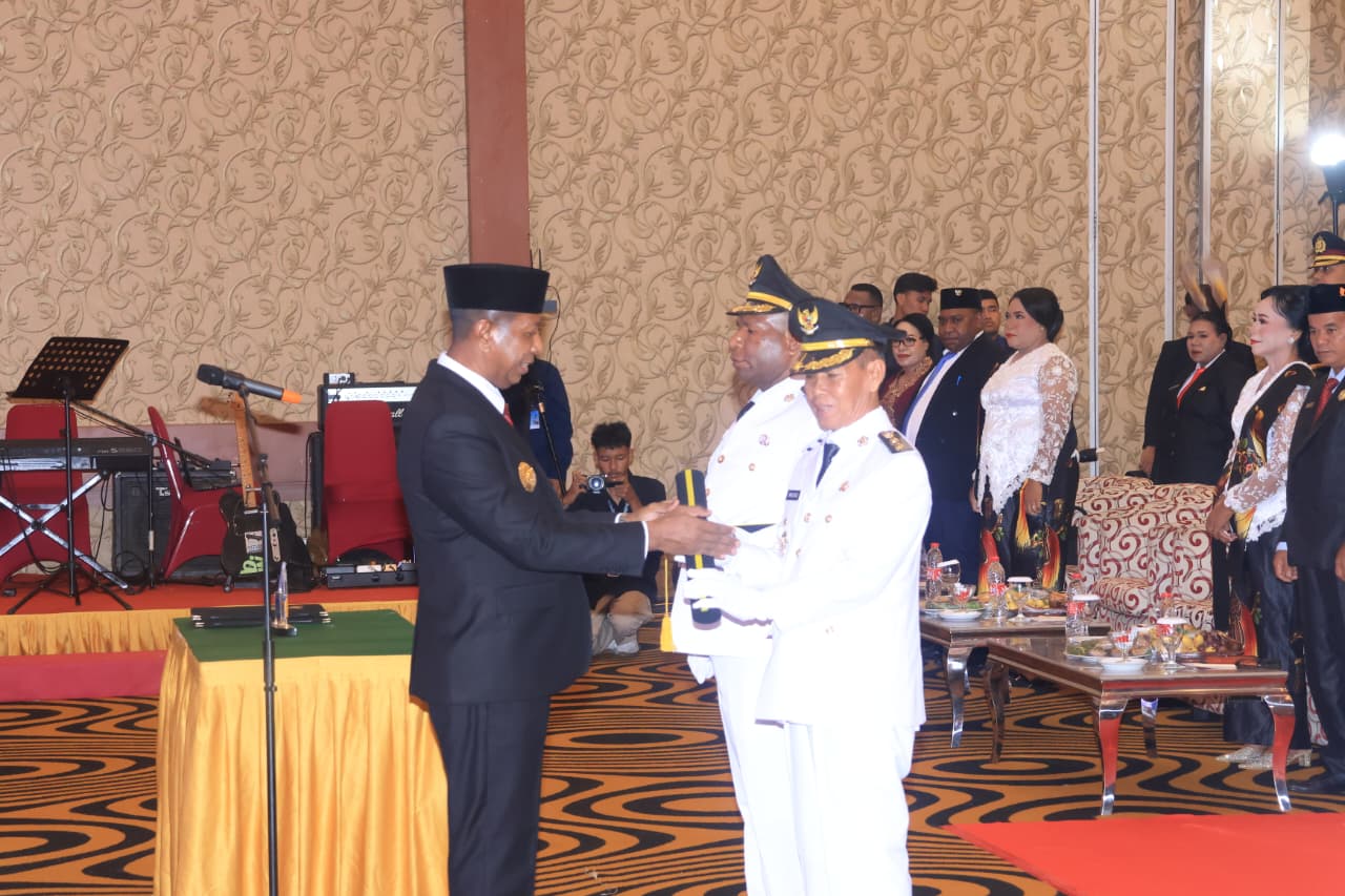 Gubernur Apolo Safanpo Lantik Bupati dan Wakil Bupati Boven Digoel Periode 2025–2030