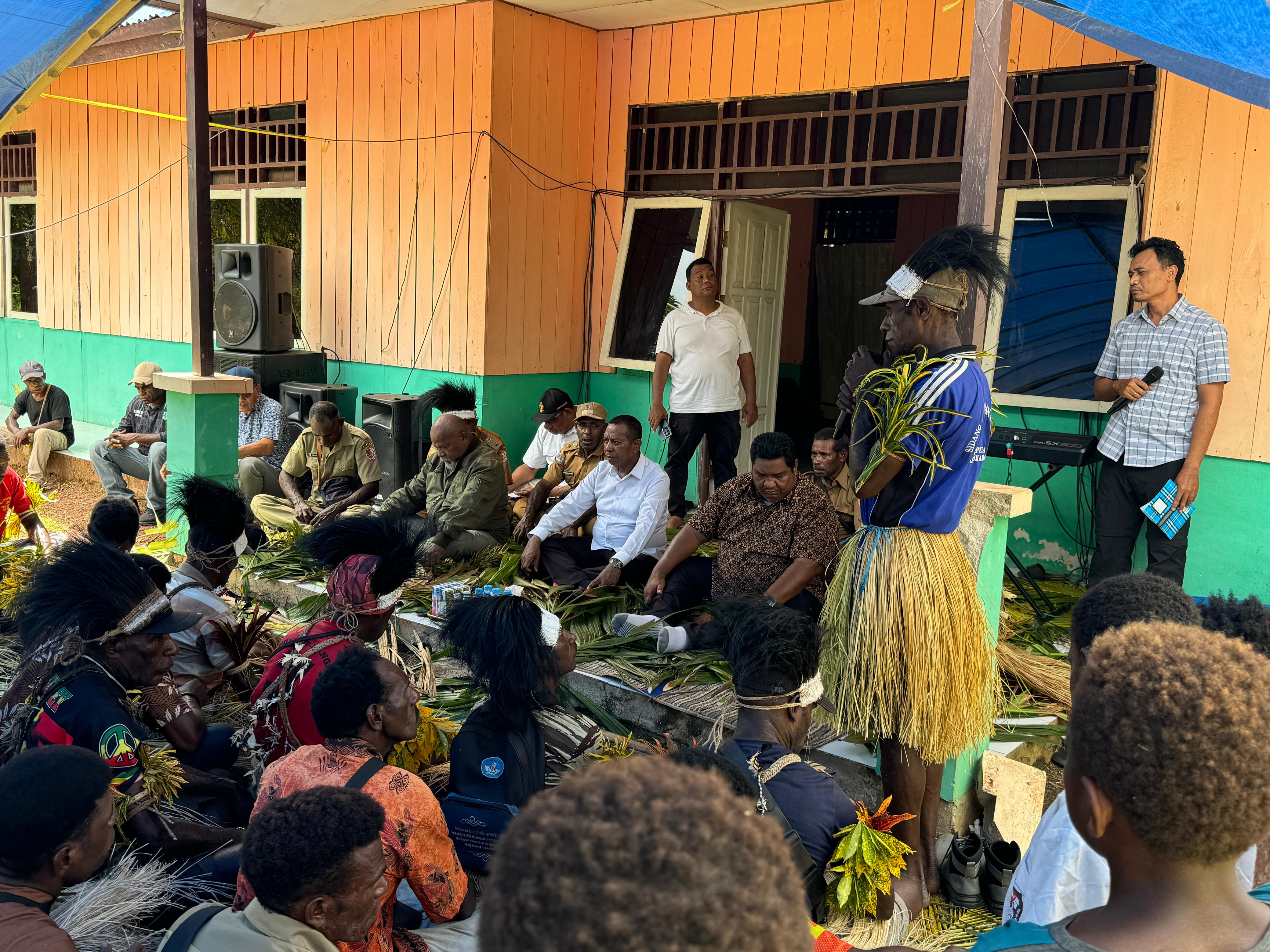 Serap Aspirasi Masyarakat,Gubernur Apolo Kunjungi Kampung Kaptel