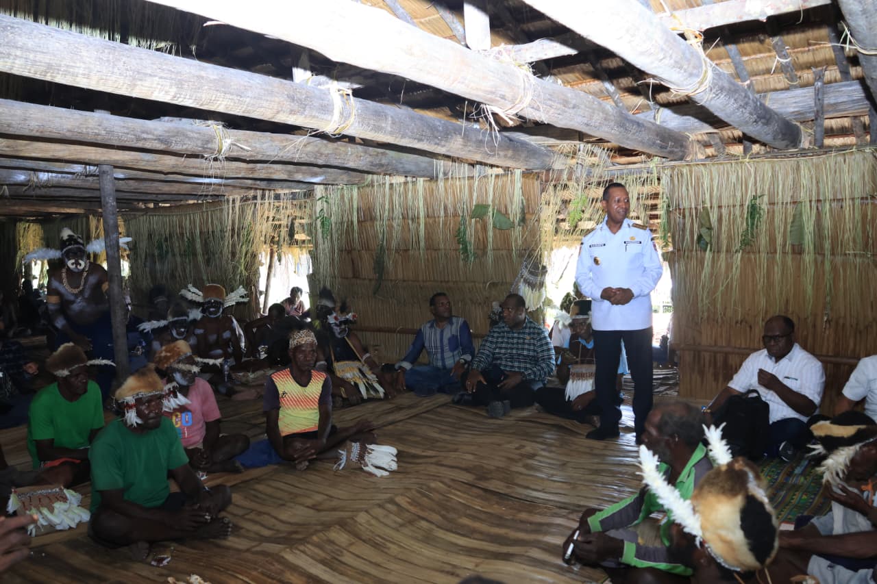 Kunjungi Asmat, Gubernur Apolo Resmikan Rumah Jew dan Dialog Dengan Warga Ewer