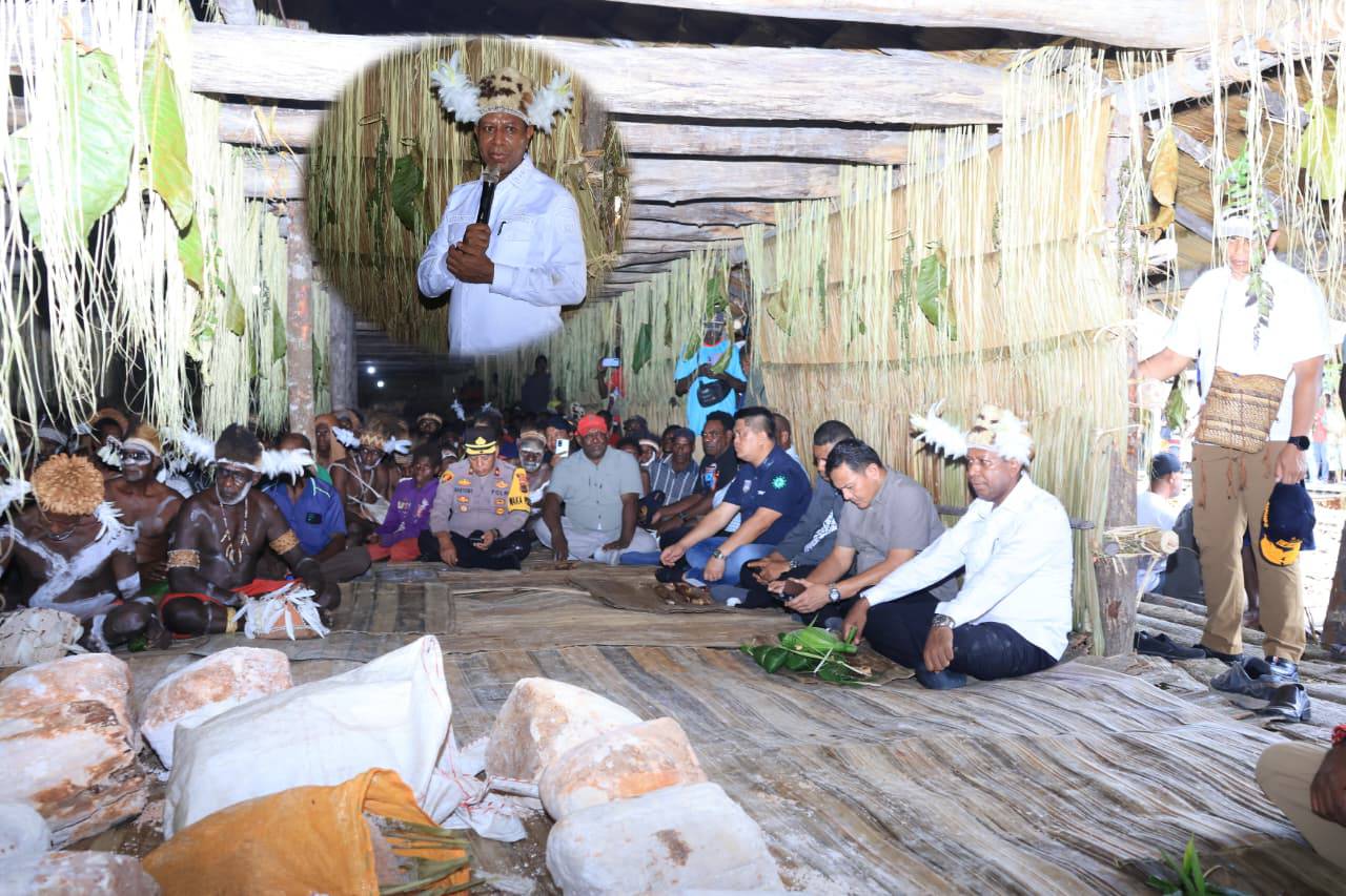 Gubernur Apolo Safanpo Hadiri Peresmian Rumah Adat Jew di Kampung Syuru