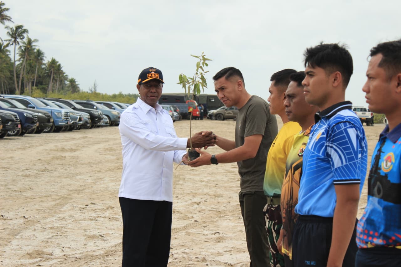 Gubernur Apolo Safanpo Imbau Masyarakat Jaga dan Lestarikan Magrove
