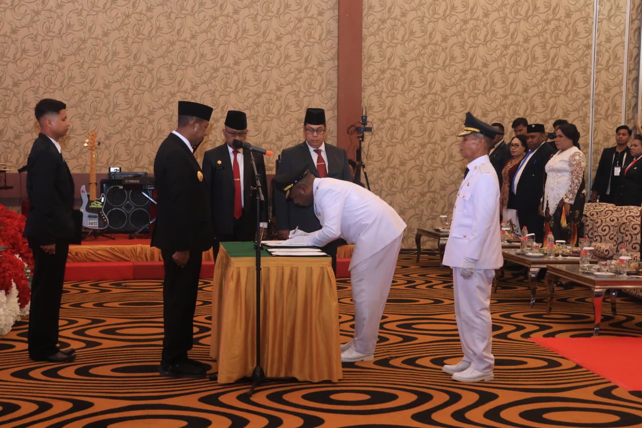 Gubernur Apolo Safanpo Lantik Bupati dan Wakil Bupati Boven Digoel Periode 2025–2030 - Gambar 3