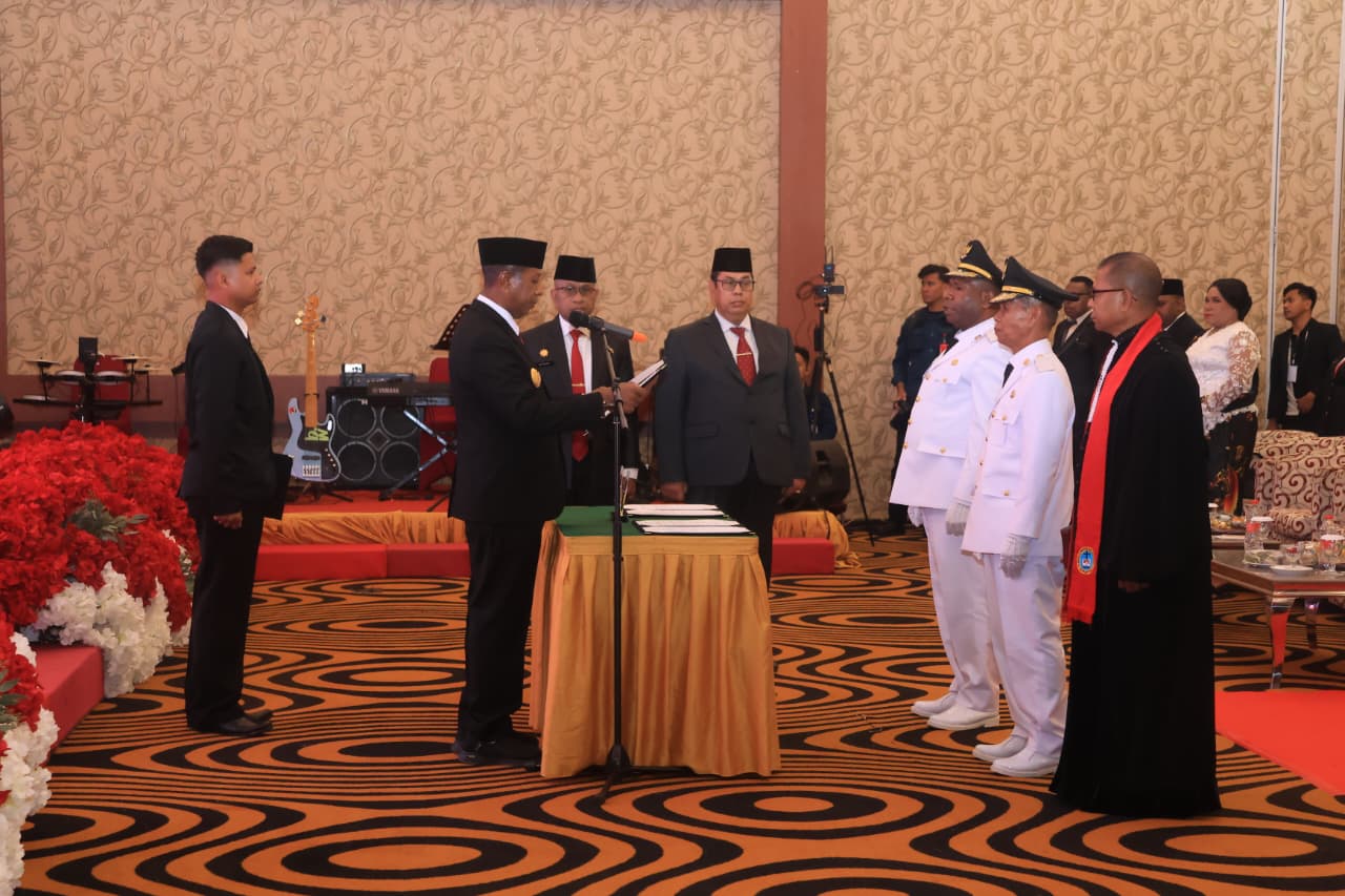 Gubernur Apolo Safanpo Lantik Bupati dan Wakil Bupati Boven Digoel Periode 2025–2030 - Gambar 4