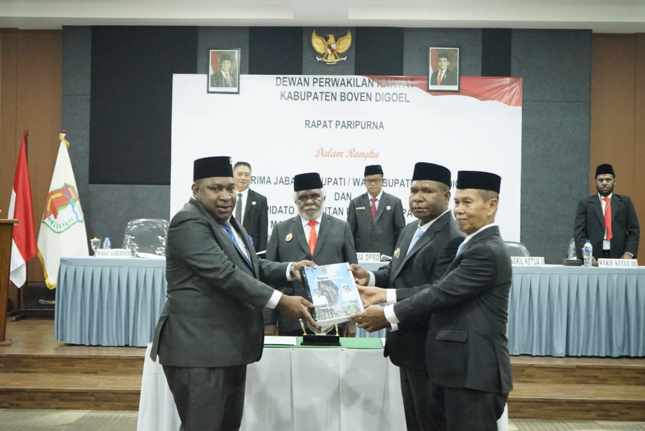 Gubernur Apolo Safanpo Lantik Bupati dan Wakil Bupati Boven Digoel Periode 2025–2030 - Gambar 5