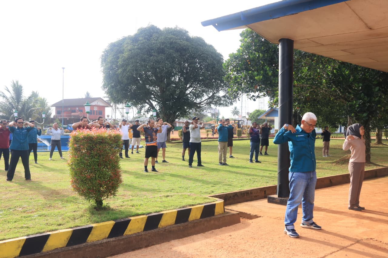 Gubernur Apolo Safanpo Senam Pagi Bersama Karyawan TSE Group di Asiki - Gambar 2
