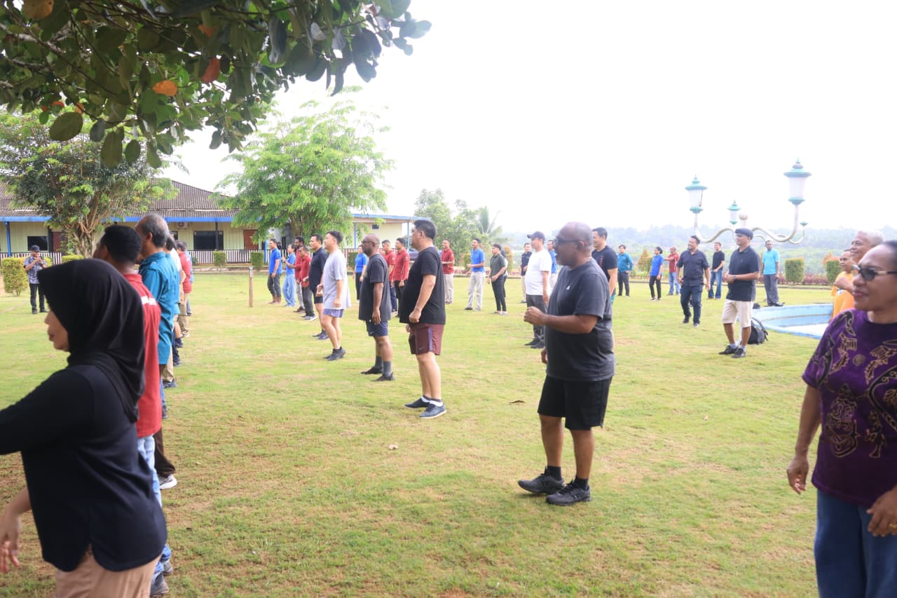 Gubernur Apolo Safanpo Senam Pagi Bersama Karyawan TSE Group di Asiki - Gambar 4