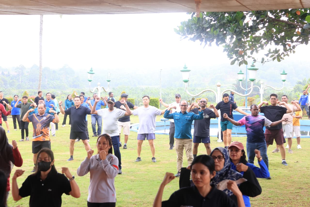 Gubernur Apolo Safanpo Senam Pagi Bersama Karyawan TSE Group di Asiki - Gambar 5