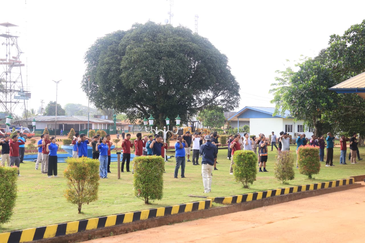 Gubernur Apolo Safanpo Senam Pagi Bersama Karyawan TSE Group di Asiki - Gambar 6