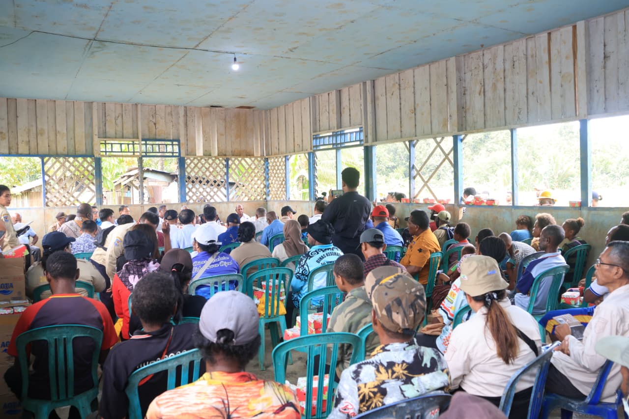 Gubernur Apolo Safanpo Dengar Aspirasi Warga Kali Kao, Tindak Lanjuti Permintaan Perumahan dan Kesehatan - Gambar 1