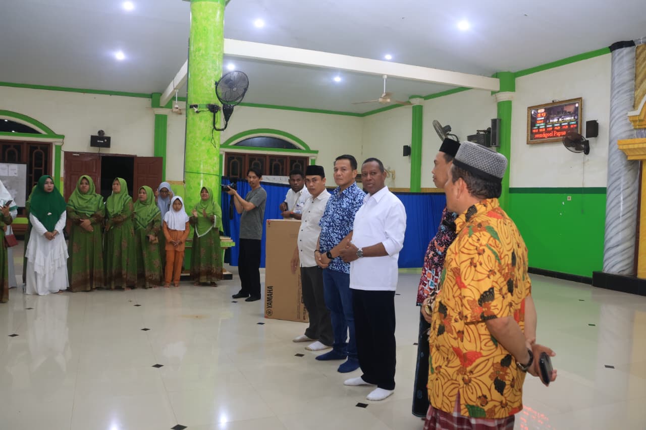 Gubernur Apolo Safanpo Serahkan Bantuan Keyboard untuk Muslimat NU Asiki - Gambar 5