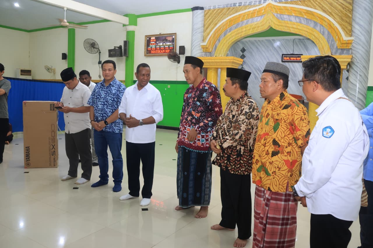 Gubernur Apolo Safanpo Serahkan Bantuan Keyboard untuk Muslimat NU Asiki - Gambar 6