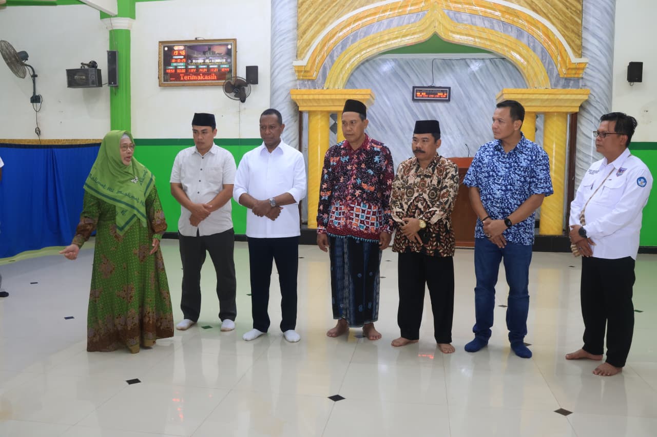 Gubernur Apolo Safanpo Serahkan Bantuan Keyboard untuk Muslimat NU Asiki - Gambar 7