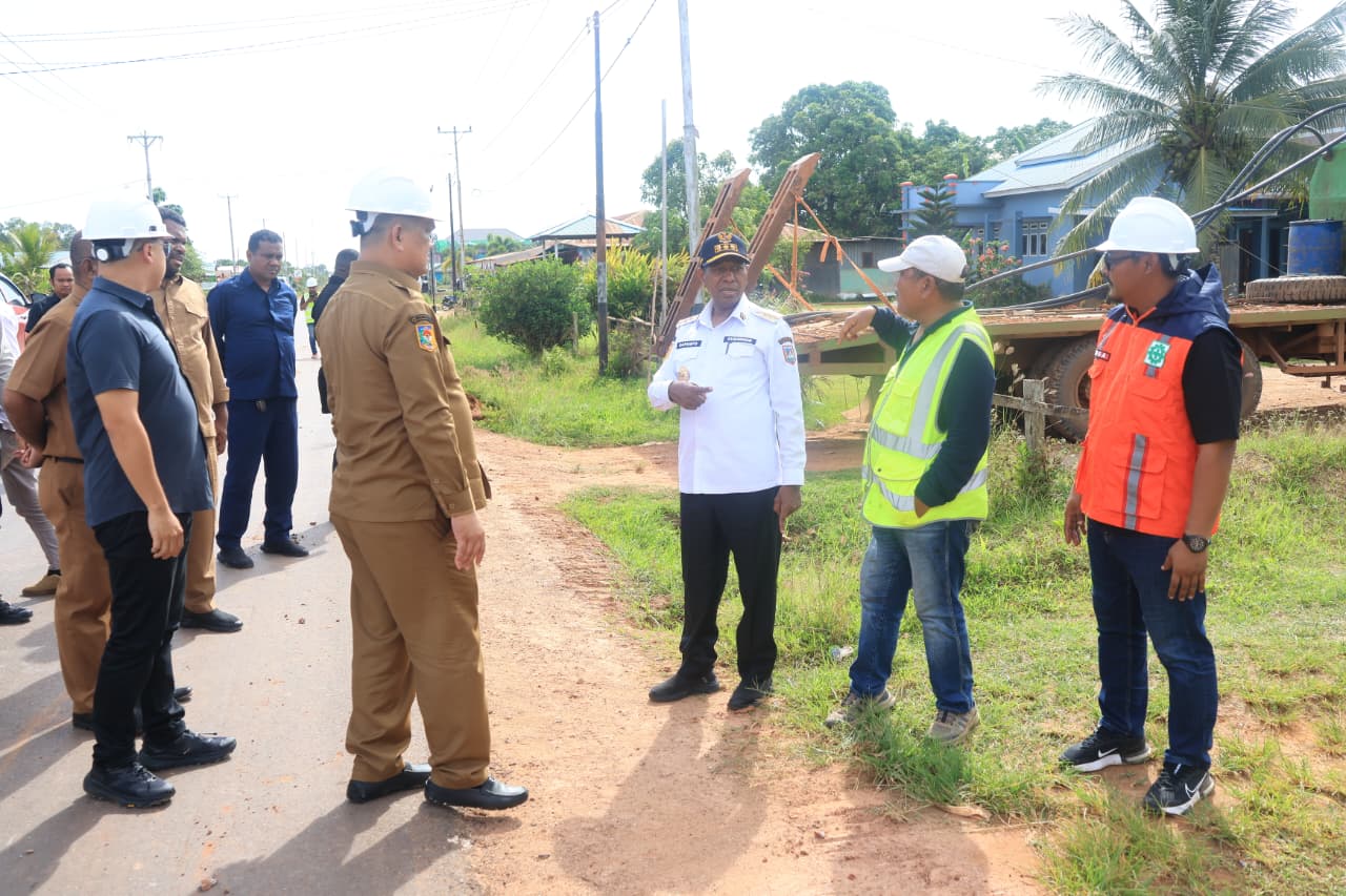 Gubernur Apolo Safanpo Tinjau Pembangunan Ruas Jalan Provinsi - Gambar 2