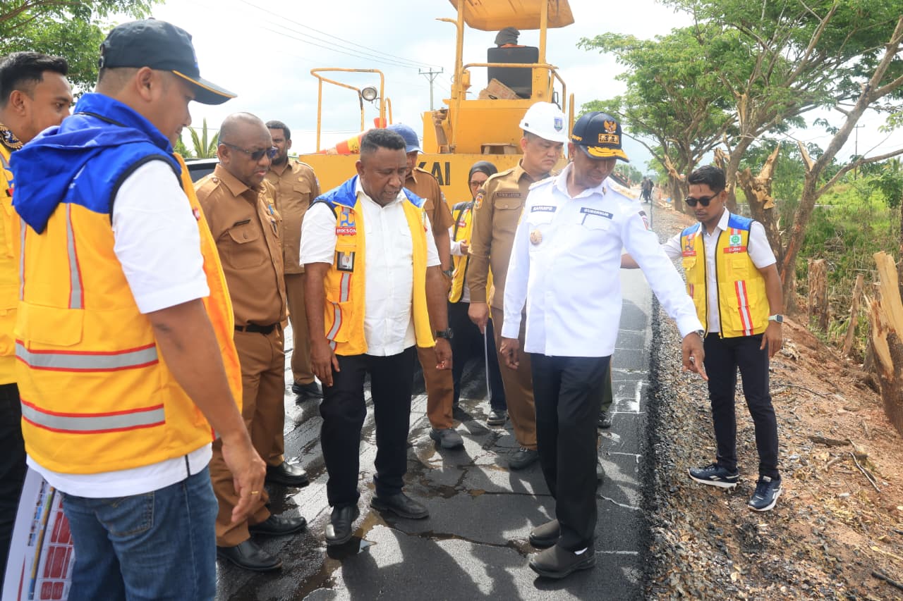 Gubernur Apolo Safanpo Tinjau Pembangunan Ruas Jalan Provinsi - Gambar 6