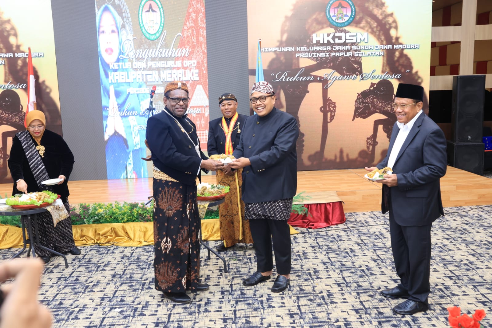 Gubernur Apolo: HKJSM Harus Rangkul Semua Etnis Bangun Papua Selatan - Gambar 9